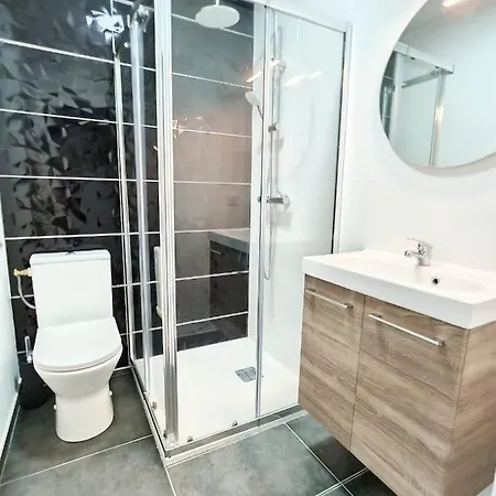 Maison Chaleureuse ,avec Piscine, Spa, Futuroscope 度假居 若奈克兰