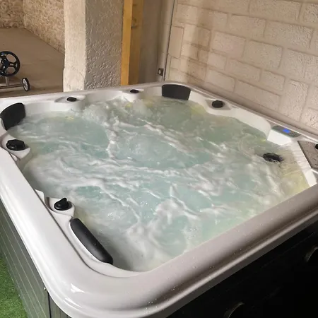 Сasa de vacaciones Maison Chaleureuse ,avec Piscine, Spa, Futuroscope *