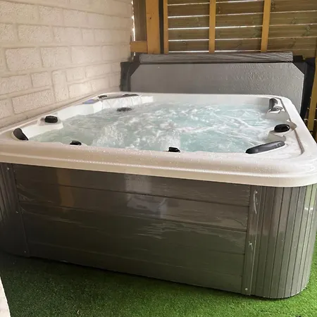 Maison Chaleureuse ,avec Piscine, Spa, Futuroscope *