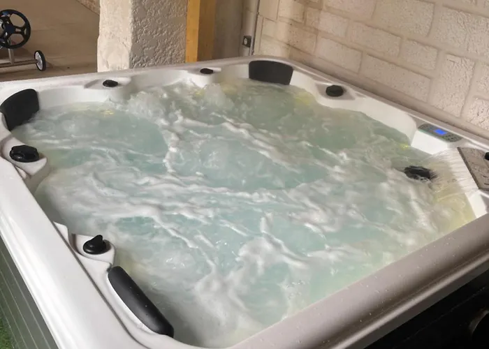 Сasa de vacaciones Maison Chaleureuse ,avec Piscine, Spa, Futuroscope *